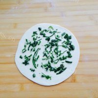口感极佳的葱油手抓饼做法图解7)