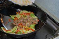 家常菜西葫芦炒肉片做法图解13)