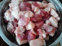 易做的红烧肉炖土豆做法图解1)