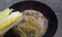 美味的牛肉白菜煲做法图解6)