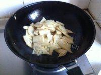 绿色食物之竹笋炒肉做法图解5)