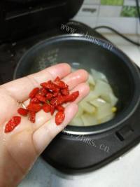 美味的毛豆萝卜汤做法图解6)