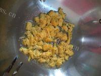 色香味俱全的韭菜鸡蛋虾仁蒸饺做法图解4)