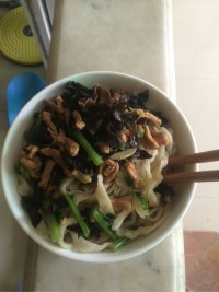 美味的青菜肉丝面