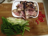 美味的蒜苗炒腊肉做法图解1)