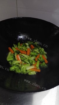 家常菜西兰花炒胡萝卜做法图解6)