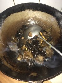 清爽的木耳烩丸子做法图解5)