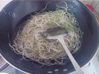 营养丰富的凉拌绿豆芽做法图解5)