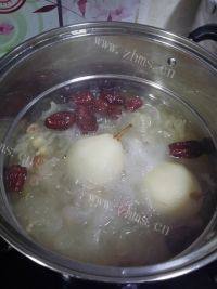 美味的银耳冰糖梨做法图解7)