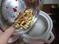 营养的黄精猪骨汤做法图解4)