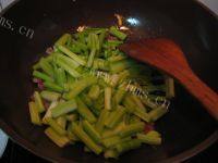酥嫩腊肠炒芹菜做法图解8)