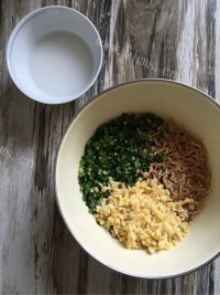 好吃的韭菜虾皮鸡蛋煎饺做法图解3)