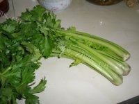 豆干炒芹菜自制做法图解1)