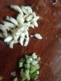家常菜蒜泥茼蒿做法图解3)