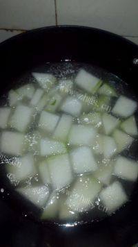 美味的冬瓜番茄汤做法图解4)