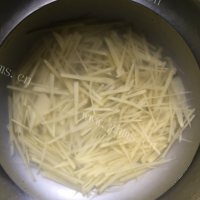 家常菜青椒炒土豆丝做法图解4)