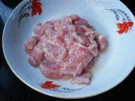 家常菜肉片炒青椒做法图解3)