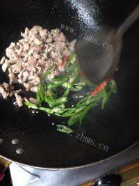 家常菜荷兰豆炒肉做法图解5)