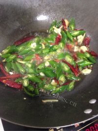 特色美食辣子鸡丁做法图解5)