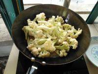 家常菜花菜炒肉片做法图解11)