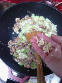 家常菜丝瓜炒肉片做法图解9)