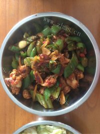垂涎欲滴的青椒炒鸡腿做法图解7)