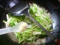 唇齿留香的杏鲍菇炒芹菜做法图解8)