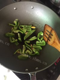美味的青椒炒鱿鱼做法图解2)