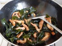 芳香四溢的海带烧肉做法图解7)