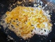 美味的奶油黄金虾做法图解4)