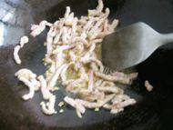 诱人的蒜薹炒肉做法图解7)