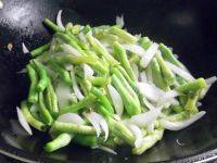家常菜洋葱炒豆角做法图解5)