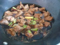 色泽鲜亮的胡萝卜炖羊肉做法图解5)