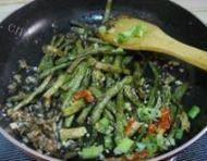 热腾腾的干煸四季豆做法图解6)