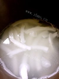 美味的椰子煲鸡做法图解4)