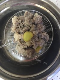 家常菜胡萝卜炖牛腩做法图解3)