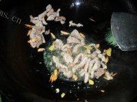 味道不错的芹菜炒肉做法图解4)