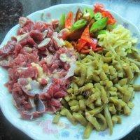 家常菜酸豆角炒鸭胗做法图解1)