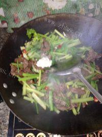 家常菜芹菜炒牛肉做法图解7)