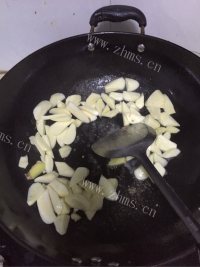 香气浓郁的茭白炒肉片做法图解3)