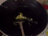 家常菜腊肉炒花菜做法图解10)