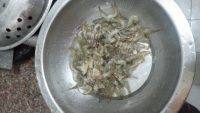美味的白灼河虾做法图解1)