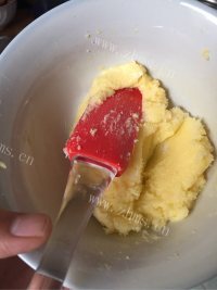 自制蛋黄椰蓉球做法图解1)