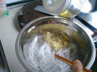 美味的蒜蓉粉丝蒸带子做法图解2)