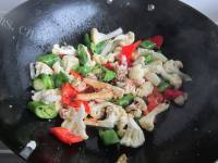 家常菜腊肉炒花菜做法图解9)