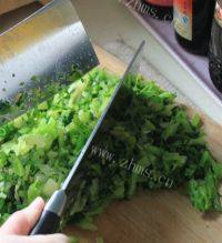自己做的猪肉芹菜饺子做法图解2)