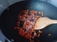 营养可口的蔬菜鲜肉炒饭做法图解4)