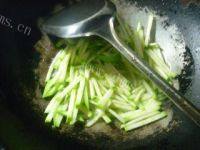 家常菜虾皮炒西葫芦做法图解5)