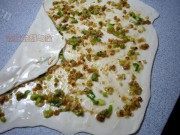 自制香脆油渣葱油饼做法图解4)