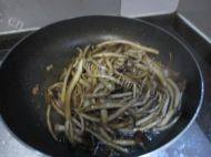 美味的茶树菇炒肉做法图解6)